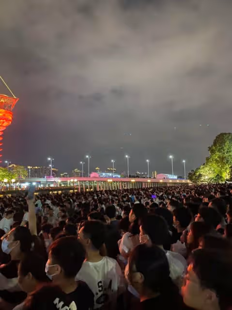 香港天后廣州舉辦演唱會,場外聚集近10萬人,比周杰倫演唱會誇張