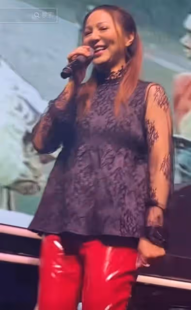 內地酒吧登台!TVB女星黑蕾絲衣配紅皮褲,疑身形走樣被指像師奶