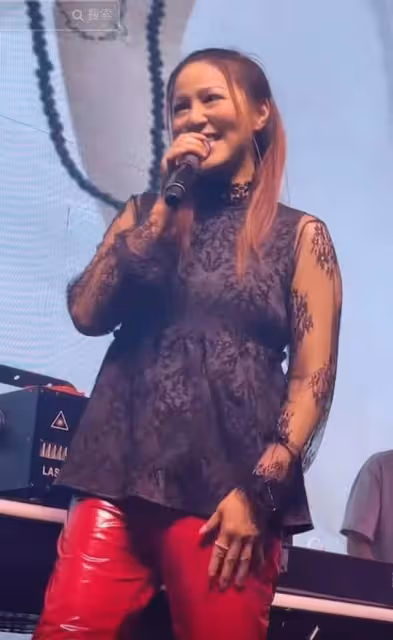 內地酒吧登台!TVB女星黑蕾絲衣配紅皮褲,疑身形走樣被指像師奶
