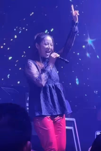 內地酒吧登台!TVB女星黑蕾絲衣配紅皮褲,疑身形走樣被指像師奶