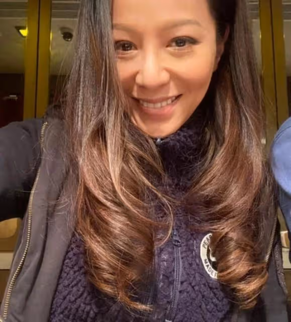 內地酒吧登台!TVB女星黑蕾絲衣配紅皮褲,疑身形走樣被指像師奶