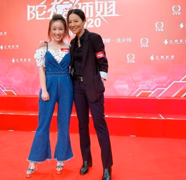內地酒吧登台!TVB女星黑蕾絲衣配紅皮褲,疑身形走樣被指像師奶