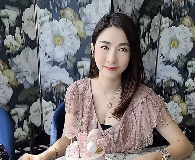 香港知名女星皮膚白皙少女味足,愛秀豐滿身材,戀愛多年不結婚