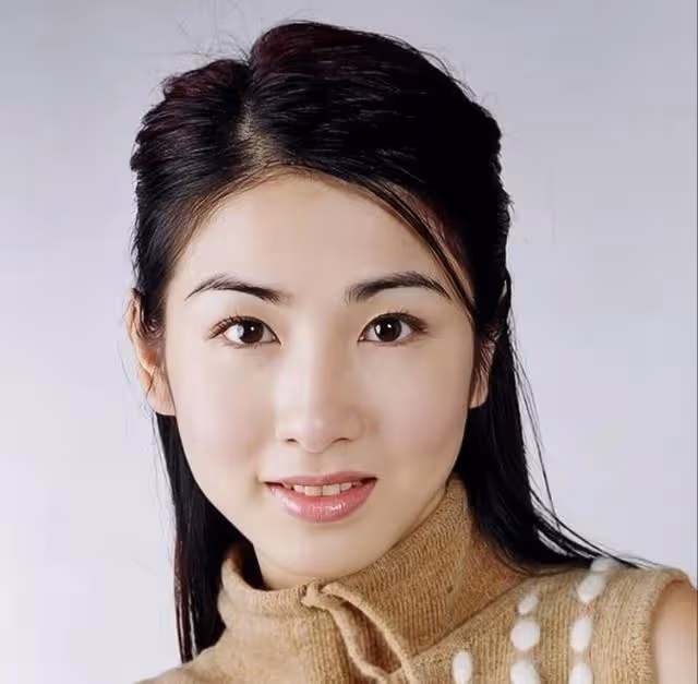 香港知名女星皮膚白皙少女味足,愛秀豐滿身材,戀愛多年不結婚