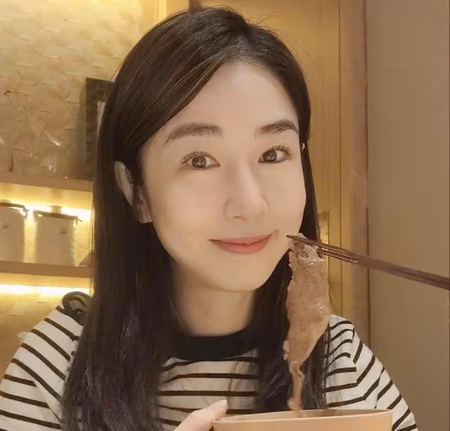 香港知名女星皮膚白皙少女味足,愛秀豐滿身材,戀愛多年不結婚