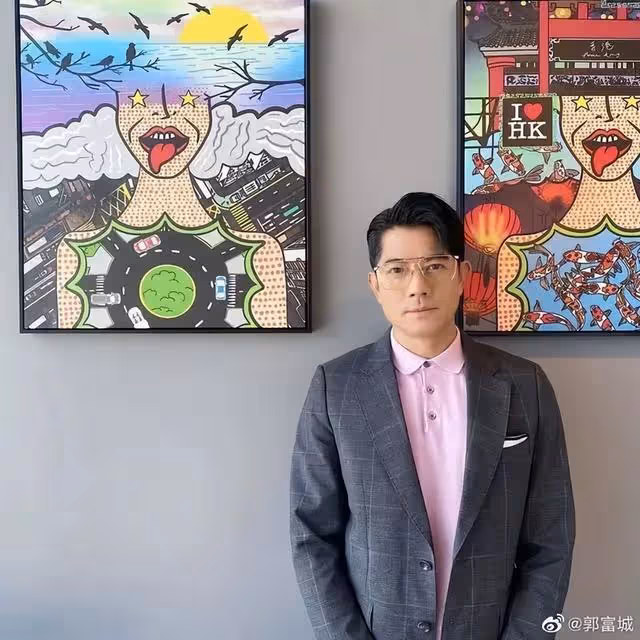 香港天王一家外出吃飯，女兒正面照罕見曝光，網友大讚是個小美女