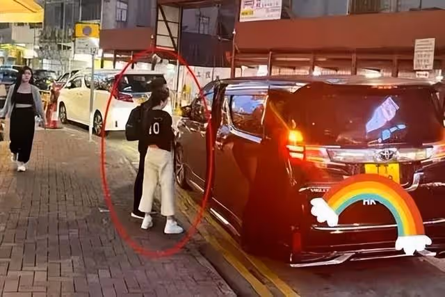 香港天王一家外出吃飯，女兒正面照罕見曝光，網友大讚是個小美女