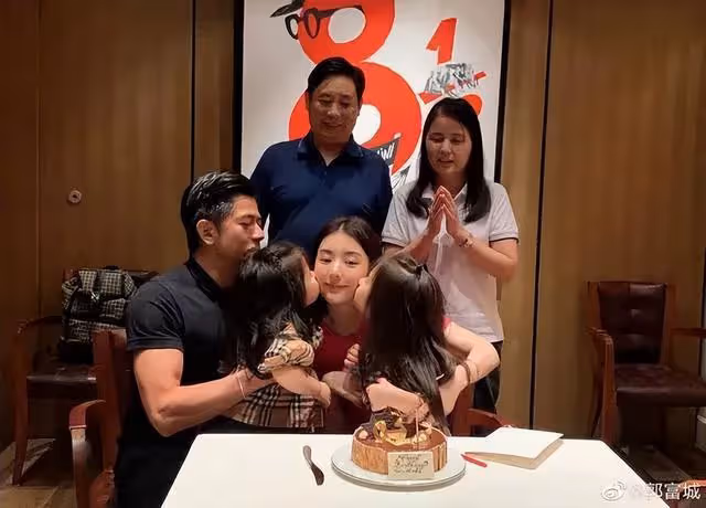 香港天王一家外出吃飯，女兒正面照罕見曝光，網友大讚是個小美女