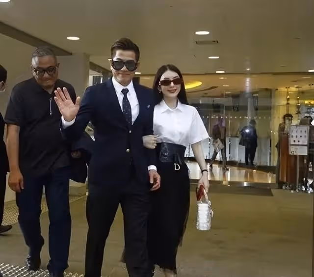 香港天王一家外出吃飯，女兒正面照罕見曝光，網友大讚是個小美女