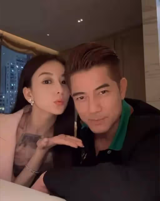香港天王一家外出吃飯,女兒正面照罕見曝光,網友大讚是個小美女