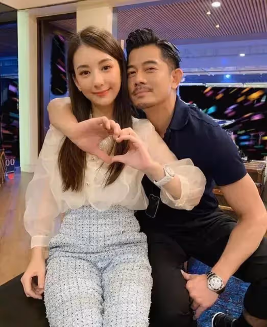 香港天王一家外出吃飯,女兒正面照罕見曝光,網友大讚是個小美女