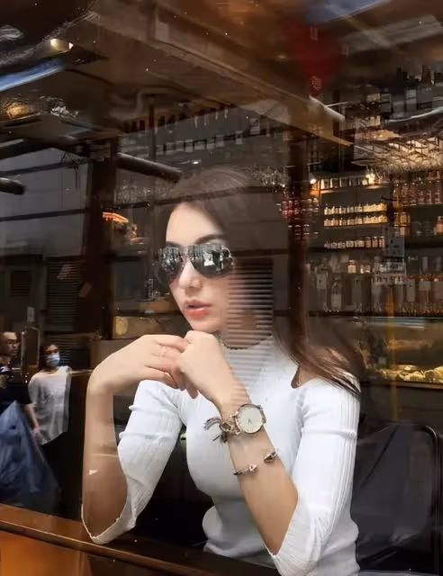 香港天王一家外出吃飯,女兒正面照罕見曝光,網友大讚是個小美女