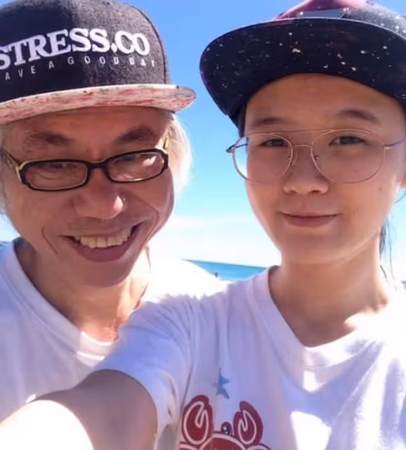 揭爺孫戀內幕!已故李坤城兒子曝27歲後母陰謀奪遺產,斥其是巨嬰