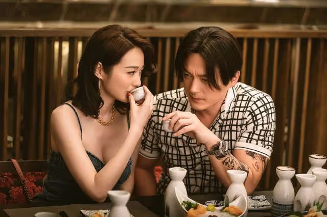 TVB新劇床戲不斷,知名男星激吻女主角超投入,親到嘴唇變形