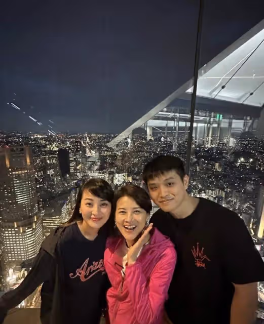 首屆亞姐冠軍曬與子女旅行照!與前夫離婚多年,曾多次遭到家暴