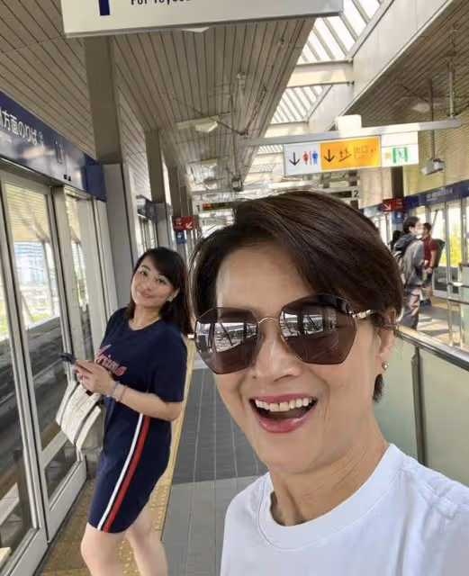 首屆亞姐冠軍曬與子女旅行照!與前夫離婚多年,曾多次遭到家暴