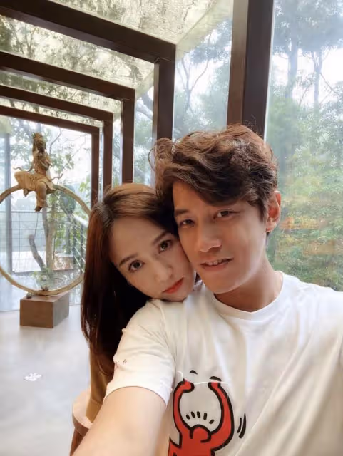 44歲陳喬恩游泳獲老公拍視頻記錄,穿泳衣身材豐腴,夫妻倆對話幽默