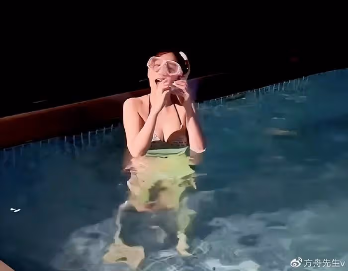 44歲陳喬恩游泳獲老公拍視頻記錄,穿泳衣身材豐腴,夫妻倆對話幽默