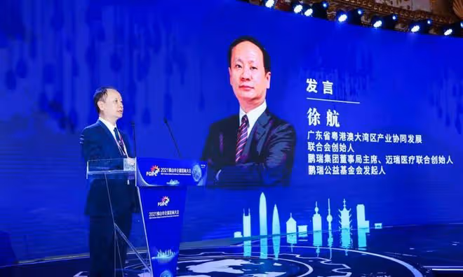 許家印倒下之後,又一個地產富豪成廣州首富,妻子氣質不輸章澤天
