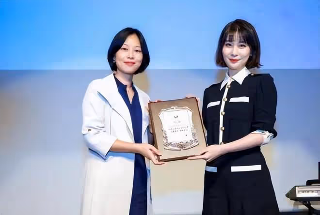 許家印倒下之後,又一個地產富豪成廣州首富,妻子氣質不輸章澤天