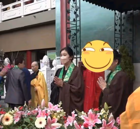 王祖賢加拿大遛狗，發福無人識似鄰家阿姨，56歲未婚與狗相依為伴
