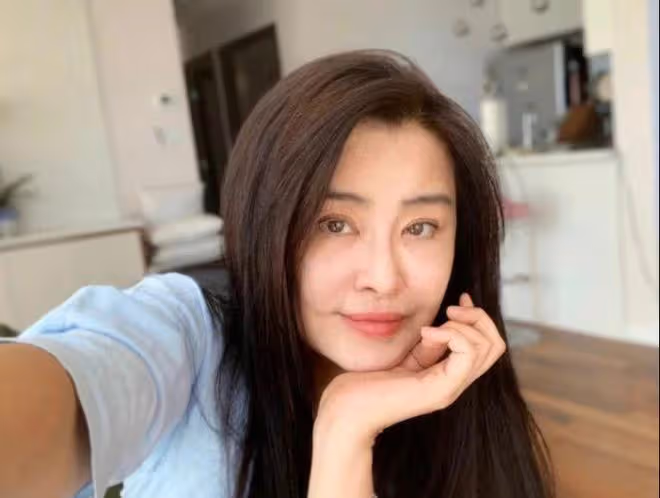 王祖賢加拿大遛狗，發福無人識似鄰家阿姨，56歲未婚與狗相依為伴