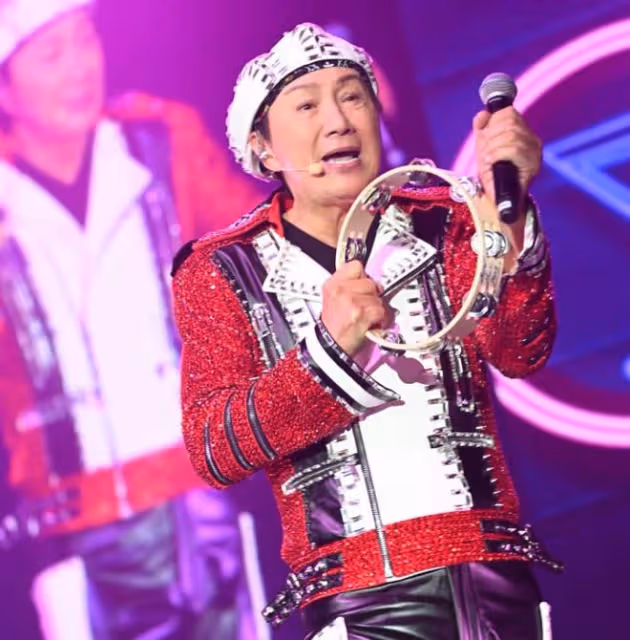 許冠傑美國演唱會致敬摯友李小龍,54歲李香凝罕露面,發福變化大