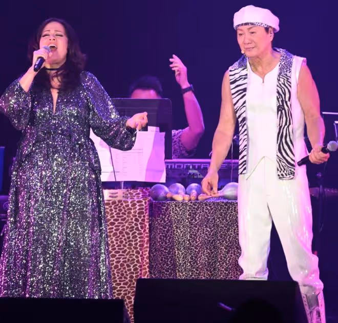 許冠傑美國演唱會致敬摯友李小龍,54歲李香凝罕露面,發福變化大