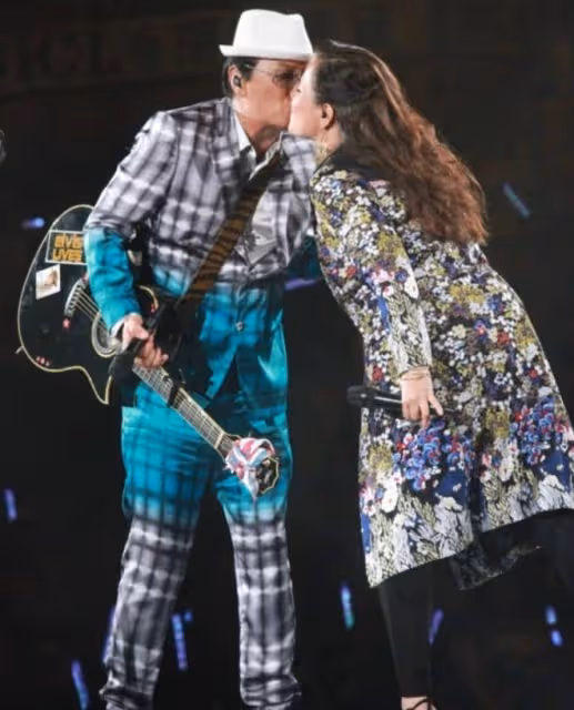 許冠傑美國演唱會致敬摯友李小龍,54歲李香凝罕露面,發福變化大