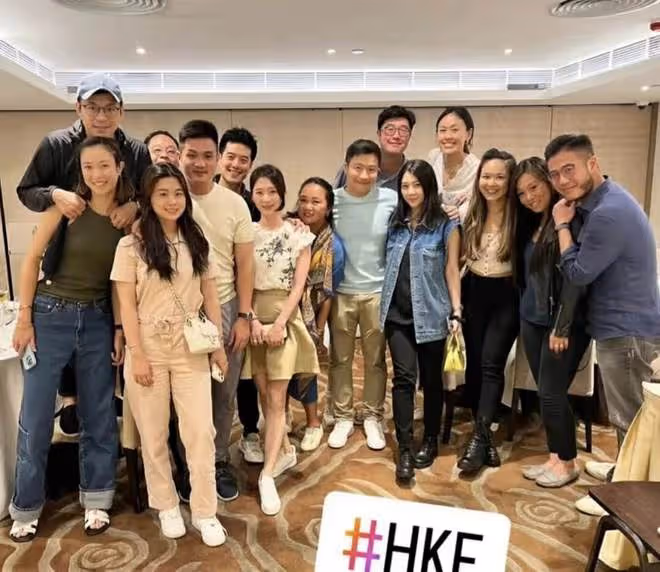 霍啟剛弟弟與泰國女友秀恩愛,女方身材苗條氣質好,被指神似甘比