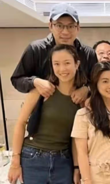 霍啟剛弟弟與泰國女友秀恩愛,女方身材苗條氣質好,被指神似甘比