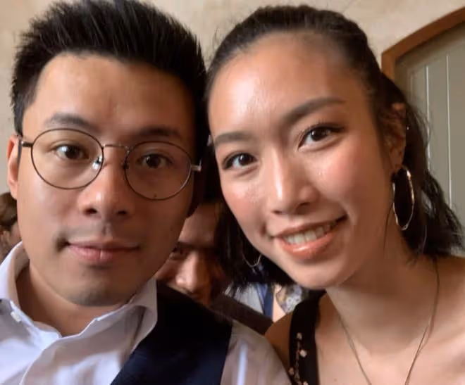 霍啟剛弟弟與泰國女友秀恩愛,女方身材苗條氣質好,被指神似甘比