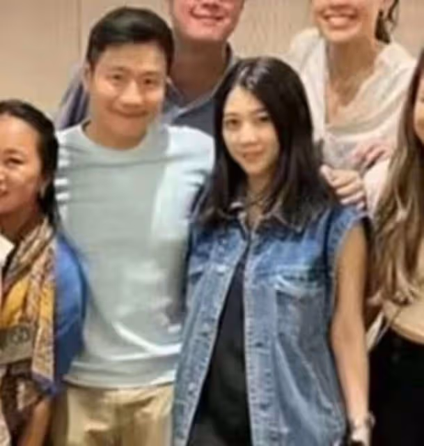 霍啟剛弟弟與泰國女友秀恩愛,女方身材苗條氣質好,被指神似甘比