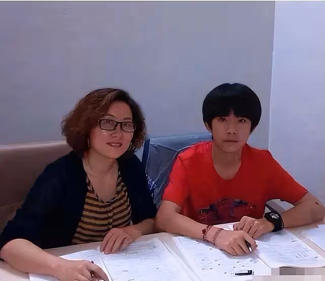 大兒子百億影帝,小兒子破世界紀錄,他們的媽媽到底有多厲害?