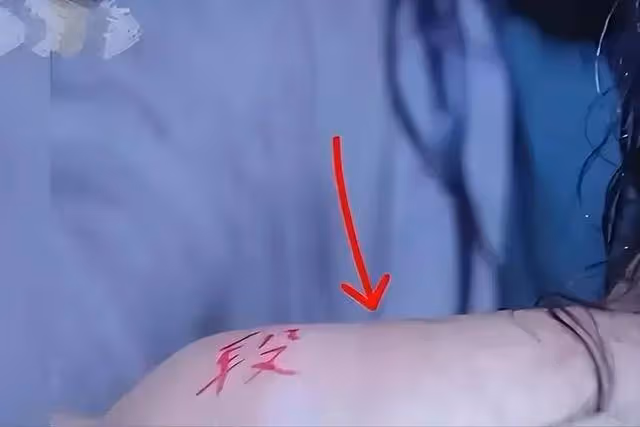 胸罩印子就算了,古裝劇竟然穿黑絲,有些鏡頭觀眾實在不能忍