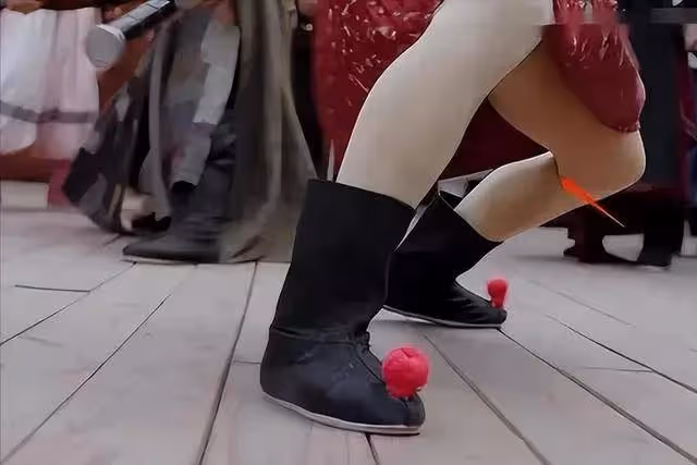 胸罩印子就算了，古裝劇竟然穿黑絲，有些鏡頭觀眾實在不能忍