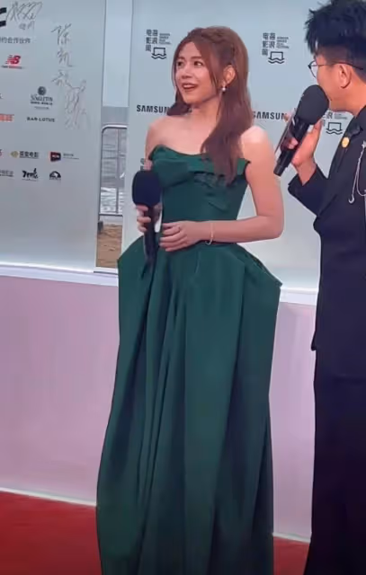陳妍希被生圖出賣,穿抹胸裙麒麟臂無處藏,法令紋明顯不像少女了