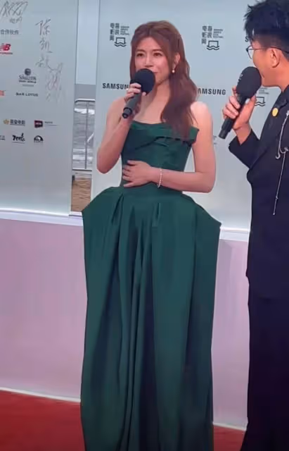 陳妍希被生圖出賣,穿抹胸裙麒麟臂無處藏,法令紋明顯不像少女了
