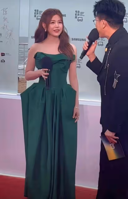 陳妍希被生圖出賣,穿抹胸裙麒麟臂無處藏,法令紋明顯不像少女了