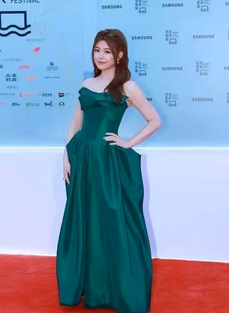 陳妍希被生圖出賣,穿抹胸裙麒麟臂無處藏,法令紋明顯不像少女了