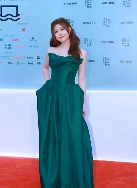 陳妍希被生圖出賣,穿抹胸裙麒麟臂無處藏,法令紋明顯不像少女了