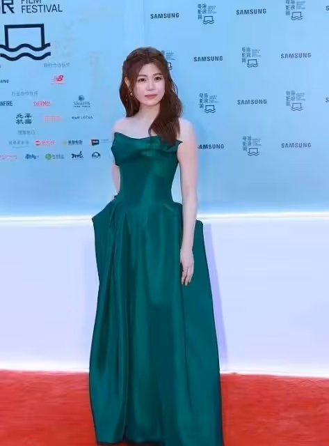 陳妍希被生圖出賣,穿抹胸裙麒麟臂無處藏,法令紋明顯不像少女了