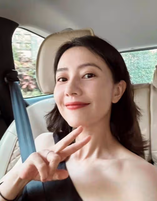 高圓圓換新髮型嫩回結婚前!穿一身黑拍照太美了,把大家都驚艷到