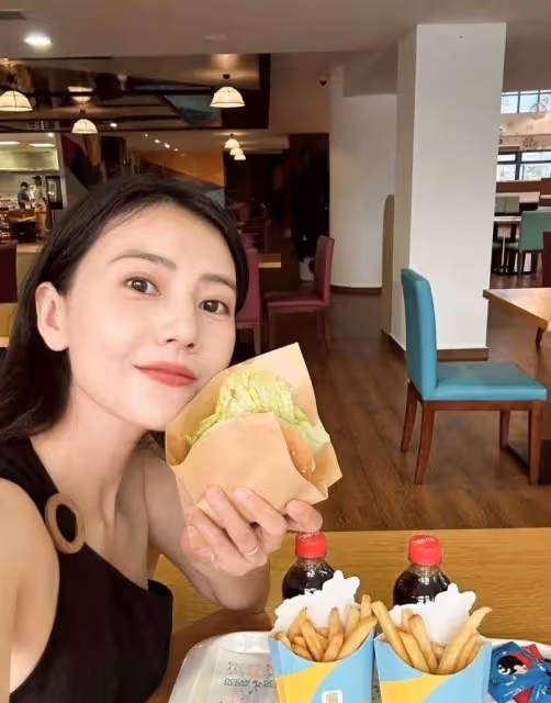 高圓圓換新髮型嫩回結婚前!穿一身黑拍照太美了,把大家都驚艷到