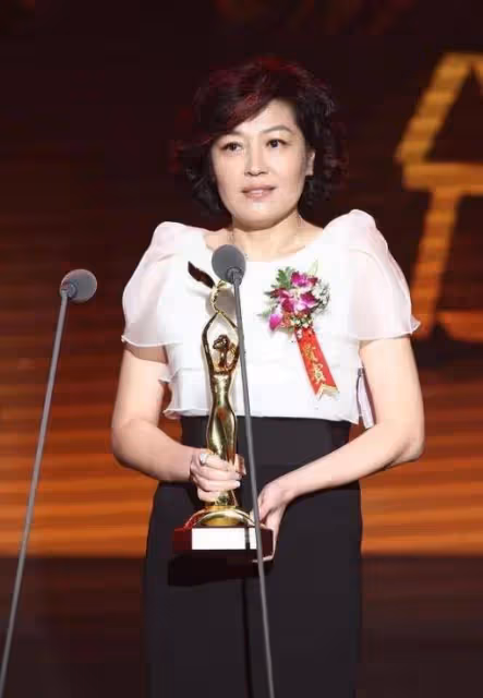 李詠的女子哈文真挺會美麗的,就算已經50多歲了,但仍愛趕時髦