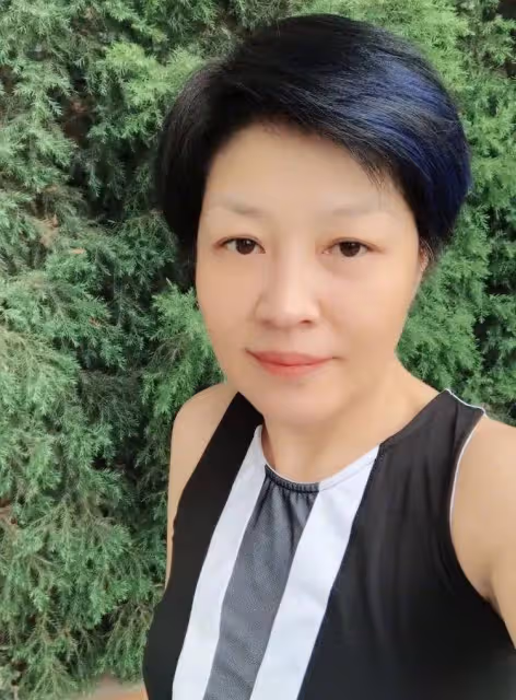 李詠的女子哈文真挺會美麗的,就算已經50多歲了,但仍愛趕時髦
