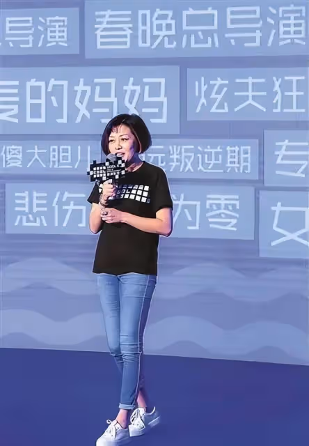 李詠的女子哈文真挺會美麗的,就算已經50多歲了,但仍愛趕時髦