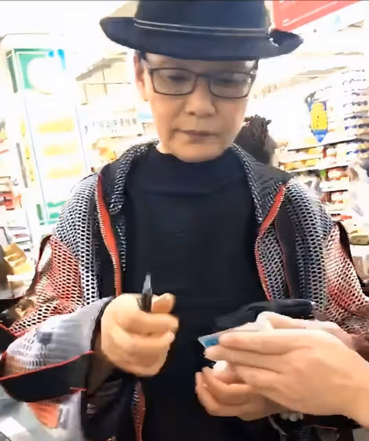 潘虹終於摘假髮不裝了!素顏皺紋橫生,是普通老奶奶但也有氣質!