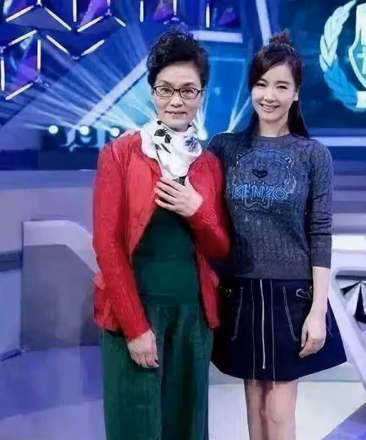 潘虹終於摘假髮不裝了!素顏皺紋橫生,是普通老奶奶但也有氣質!