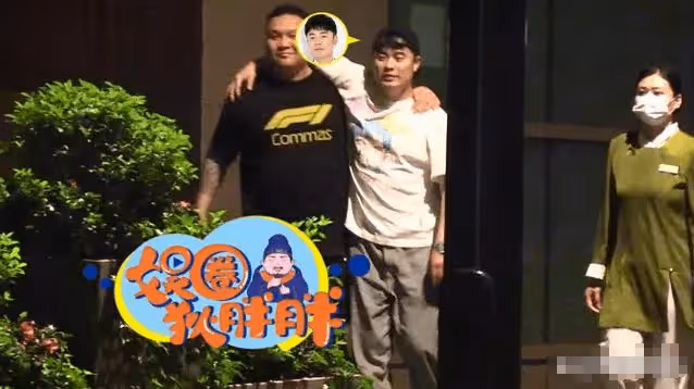陳赫深夜聚餐醉酒,與友人勾肩搭背走路踉蹌,需兩人攙扶上車